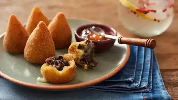 Coxinha: O Salgado Brasileiro que Conquistou o Mundo